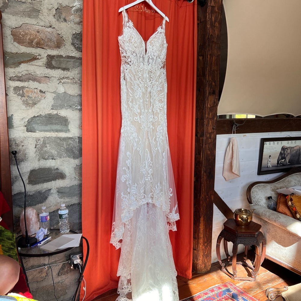 Lace Mermaid Wedding Dress in Ivory - Picture 4 of 5